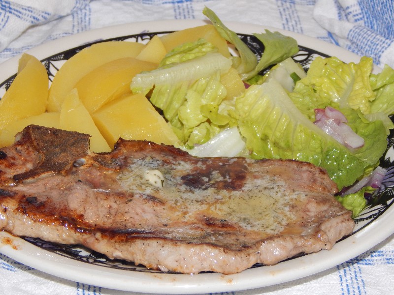 Kotelett mit Salat und Salzkartoffeln