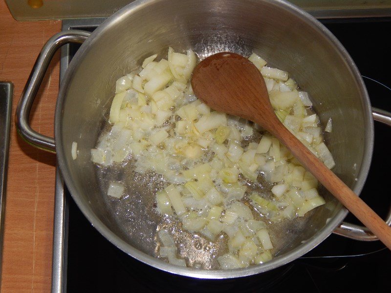 Gemüse - Rahmporree - Zwiebeln in Butter andünsten