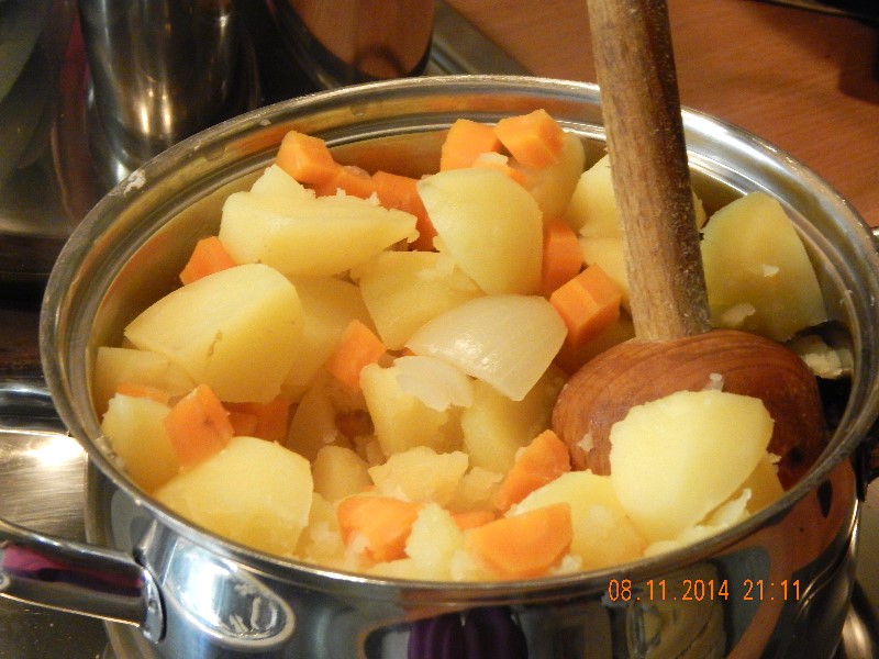Kartoffel-Möhren-Pürree vor dem Stampfen