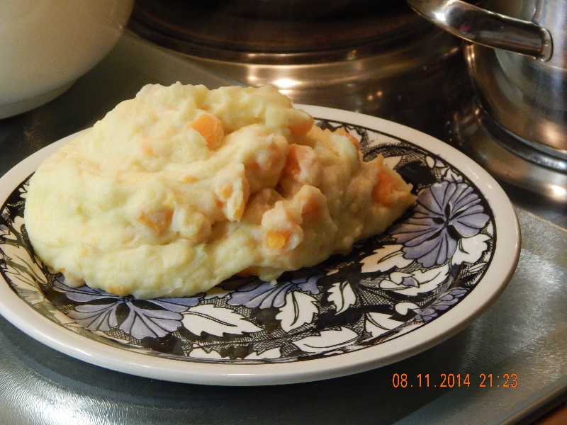 Kartoffel-Möhren-Pürree auf dem Teller