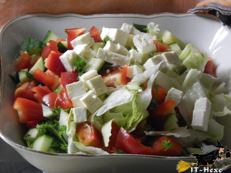 Bunter Salat mit Fetakäse - Serviervorschlag